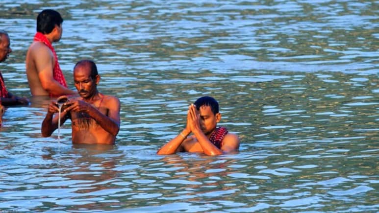 Ganga Dussehra 2026: गंगाजी में स्नान करते समय क्या करना चाहिए और क्या नहीं, ज्योतिषाचार्य ने बताया गंगा में कितनी बार डुबकी लगानी चाहिए