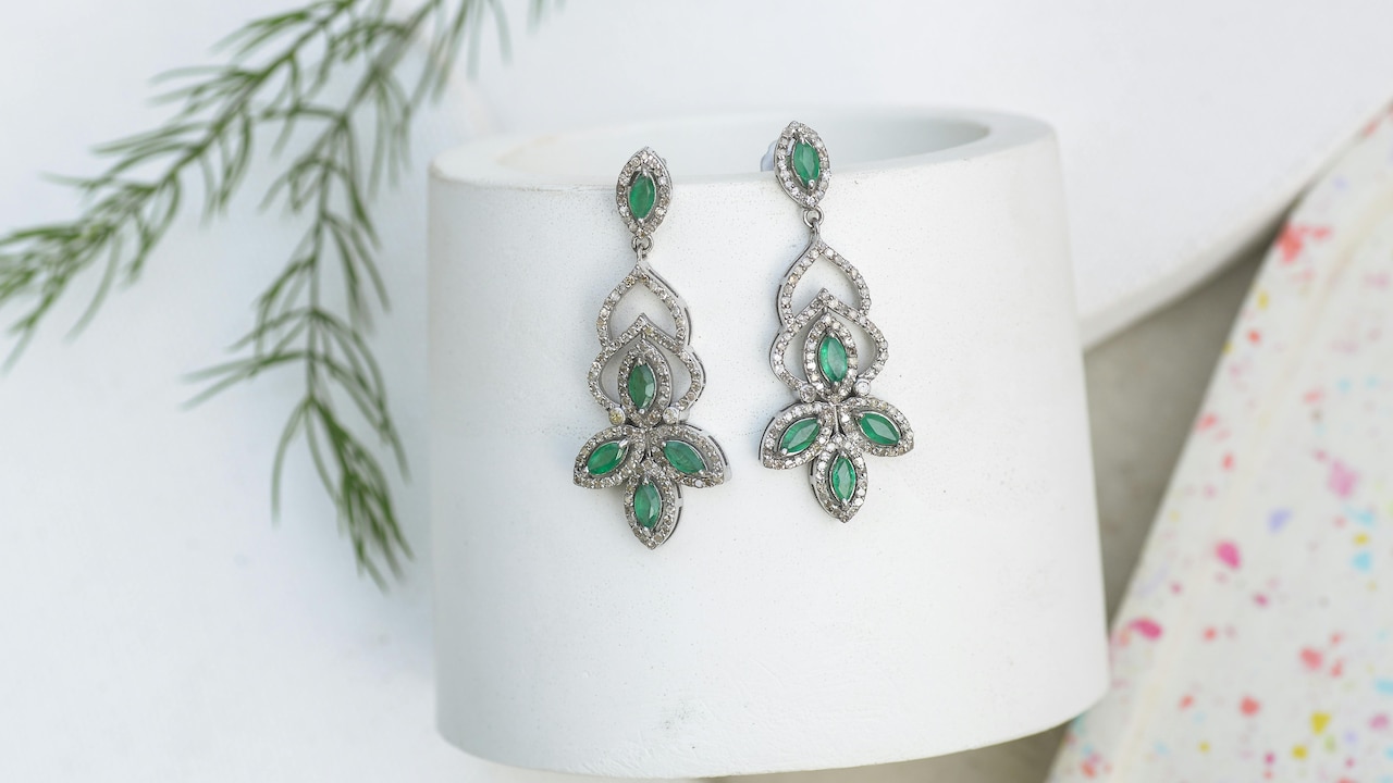 7 Statement Earrings That Do Not Feel Heavy After Hours 7 Statement Earrings That Do Not Feel Heavy After Hours