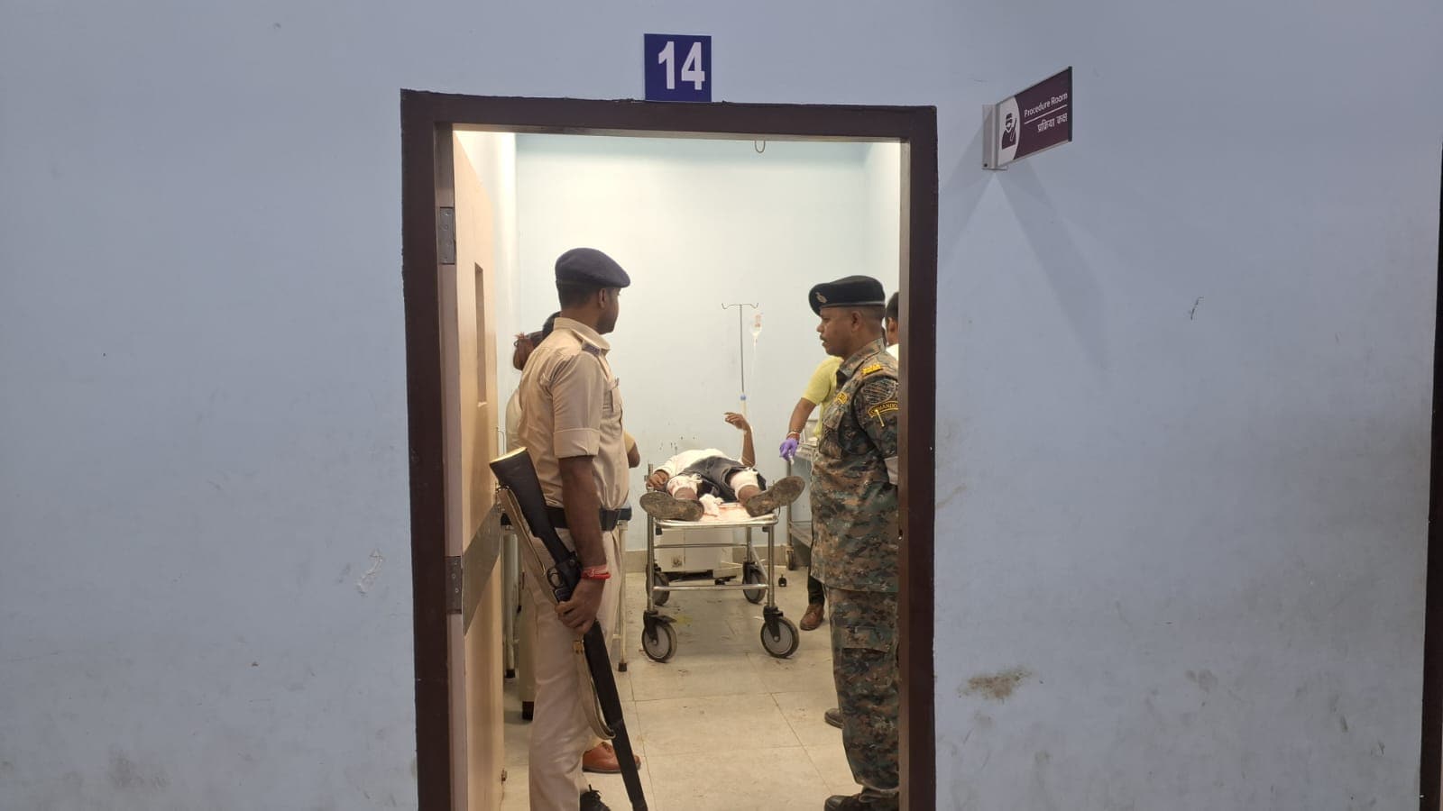 सदर अस्पताल में चल रहा आकाश सिंह का इलाज. सदर अस्पताल में चल रहा आकाश सिंह का इलाज.
