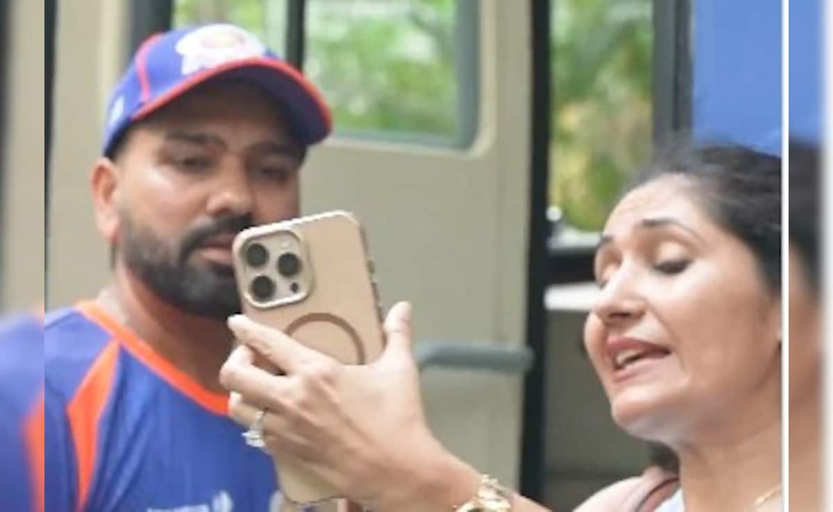 अभी क्या करूं मैं?, रोहित के साथ सेल्फी लेने आई महिला फैन का फोन हुआ स्विच ऑफ, फिर क्या हुआ? VIDEO