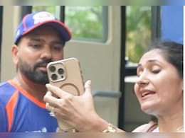 'अभी क्या करूं मैं?', रोहित के साथ सेल्फी लेने आई महिला फैन का फोन हुआ स्विच ऑफ, फिर क्या हुआ? VIDEO