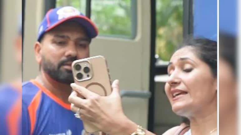 'अभी क्या करूं मैं?', रोहित के साथ सेल्फी लेने आई महिला फैन का फोन हुआ स्विच ऑफ, फिर क्या हुआ? VIDEO