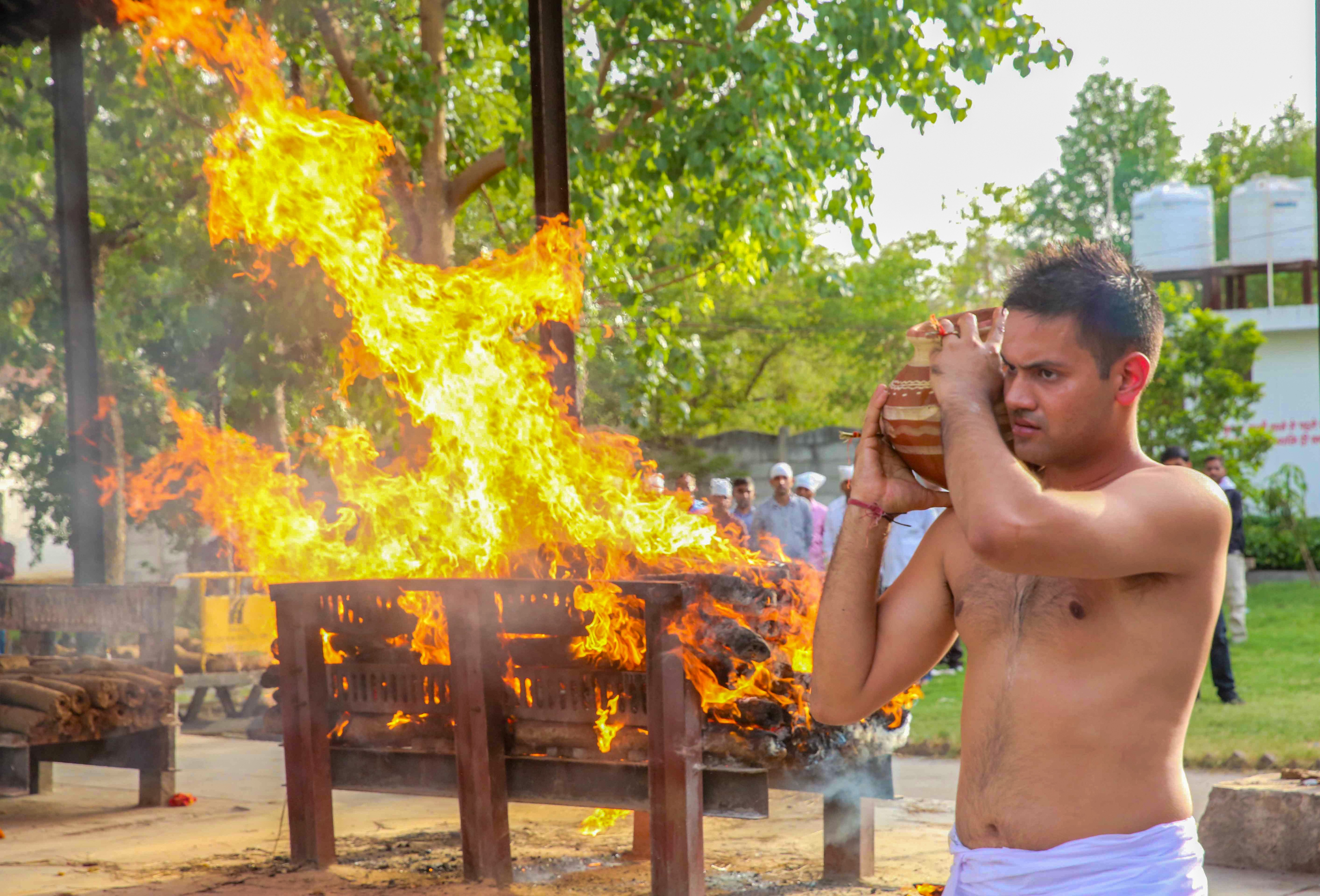 पांच महीने पहले जिस भाई मेजर हर्षित शर्मा ने बहन ट्विशा शर्मा को हंसी खुशी विदा किया था, अब उसे उसका अंतिम संस्कार करना पड़ा. 