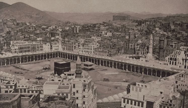 मक्का की मुख्य मस्जिद 1889 में कुछ ऐसी दिखती थी. मक्का की मुख्य मस्जिद 1889 में कुछ ऐसी दिखती थी.