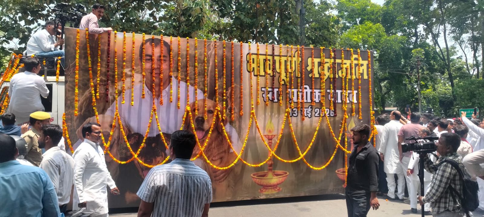 अंतिम संस्कार के लिए भैंसाकुंड पहुंचा प्रतीक यादव का पार्थिव शरीर, अखिलेश, शिवपाल भी मौजूद