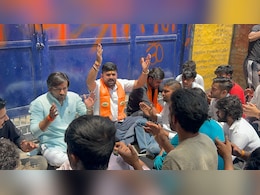 स्कूल के बाहर बजरंग दल ने पढ़ी हनुमान चालीसा, गेट पर लिखा &lsquo;जय श्री राम&rsquo;, प्रिंसिपल पर लगे गंभीर आरोप