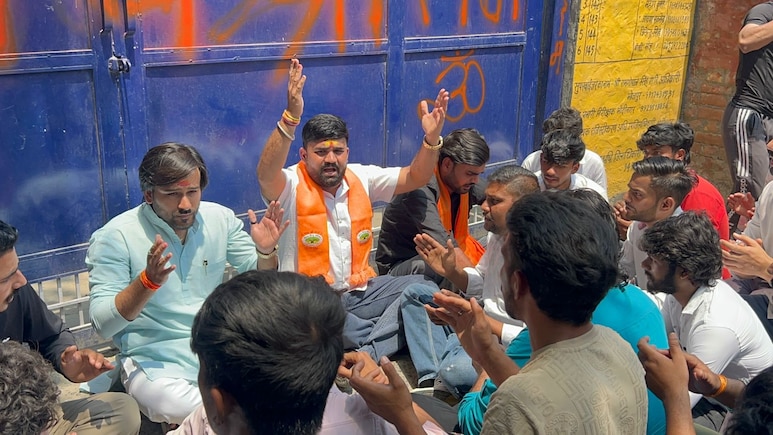 स्कूल के बाहर बजरंग दल ने पढ़ी हनुमान चालीसा, गेट पर लिखा &lsquo;जय श्री राम&rsquo;, प्रिंसिपल पर लगे गंभीर आरोप