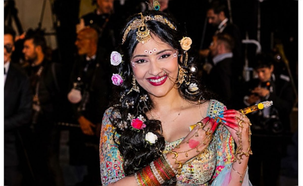Cannes 2026 में दिखा सनातन संस्कृति का दिव्य स्वरूप, सान्या ठाकुर ने राधा रानी के लुक में बिखेरा जलवा, देखें 5 फोटोज