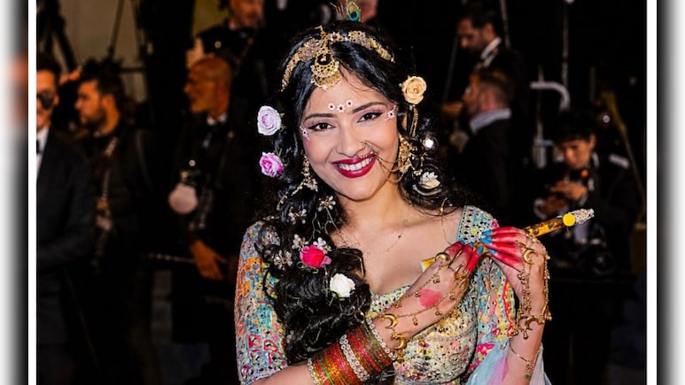 Cannes 2026 में दिखा सनातन संस्कृति का दिव्य स्वरूप, सान्या ठाकुर ने राधा रानी के लुक में बिखेरा जलवा, देखें 5 फोटोज