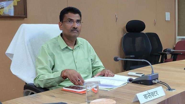 कलेक्टर के चैंबर में दीवारों के भी कान! IAS ने मोबाइल पर न्यूज चलाकर जासूस स्टाफ को यूं क&zwj;िया बेनकाब