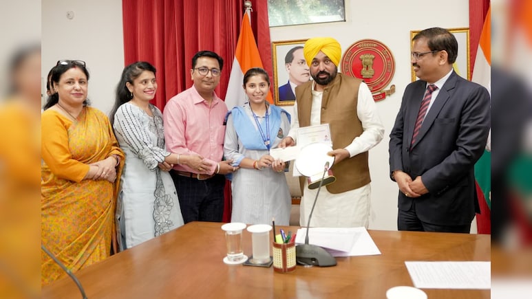 CM मान ने 12वीं के टॉपर्स को किया सम्मानित, बोले- शिक्षा के पुनरुत्थान में बड़ी भूमिका निभा रही हैं बेटियां