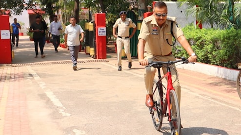 PM मोदी की पेट्रोल-डीजल बचाओ अपील का असर, IPS धर्मेंद्र सिंह साइकिल से पहुंचे ऑफिस