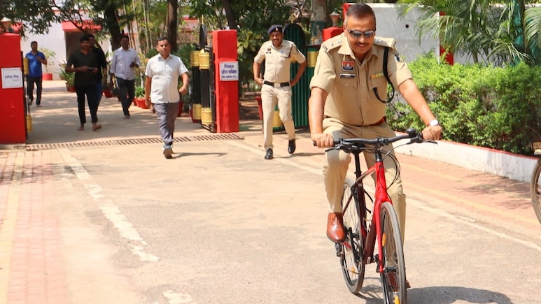 PM मोदी की पेट्रोल-डीजल बचाओ अपील का असर, IPS धर्मेंद्र सिंह साइकिल से पहुंचे ऑफिस
