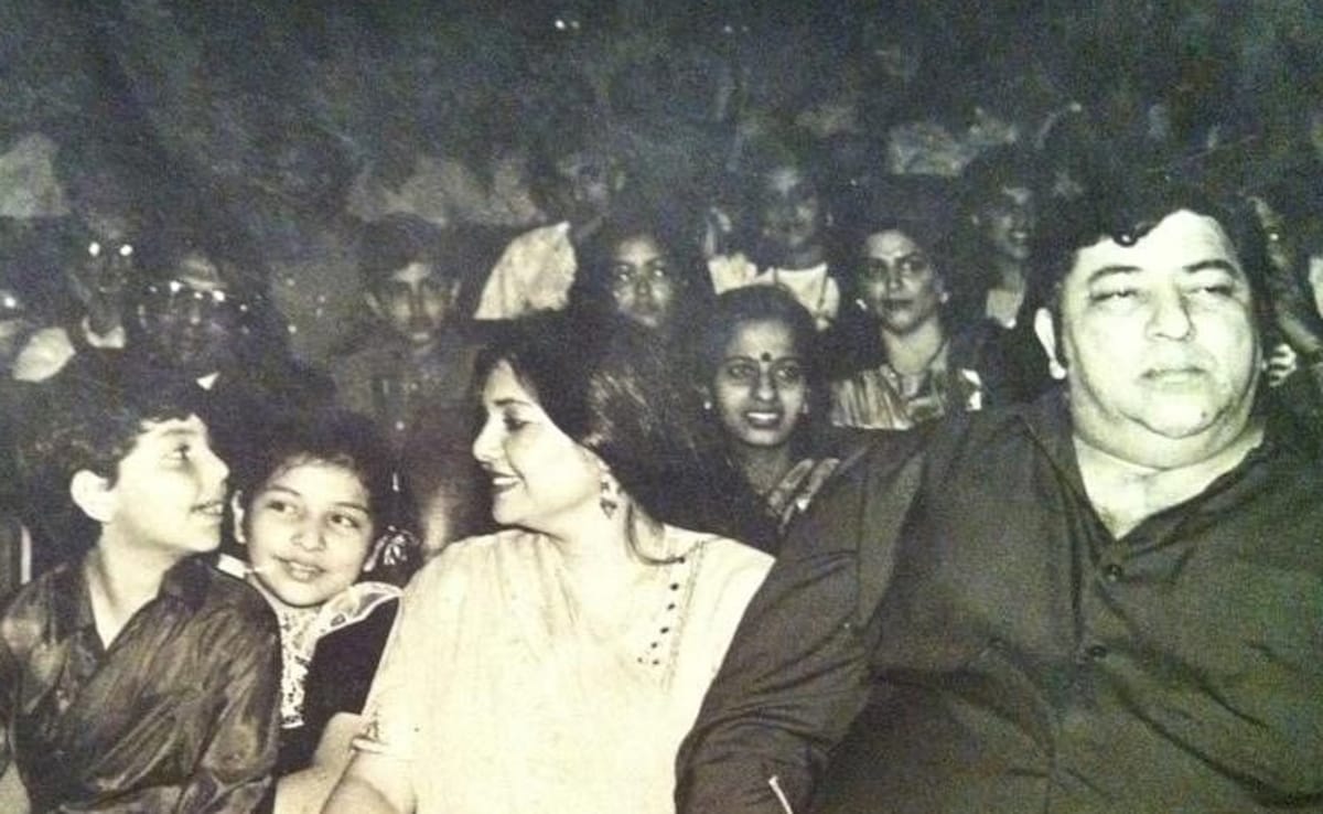Amjad Khan Wife: फंक्शन में शैला खान, साथ में अमजद खान और बच्चे Amjad Khan Wife: फंक्शन में शैला खान, साथ में अमजद खान और बच्चे