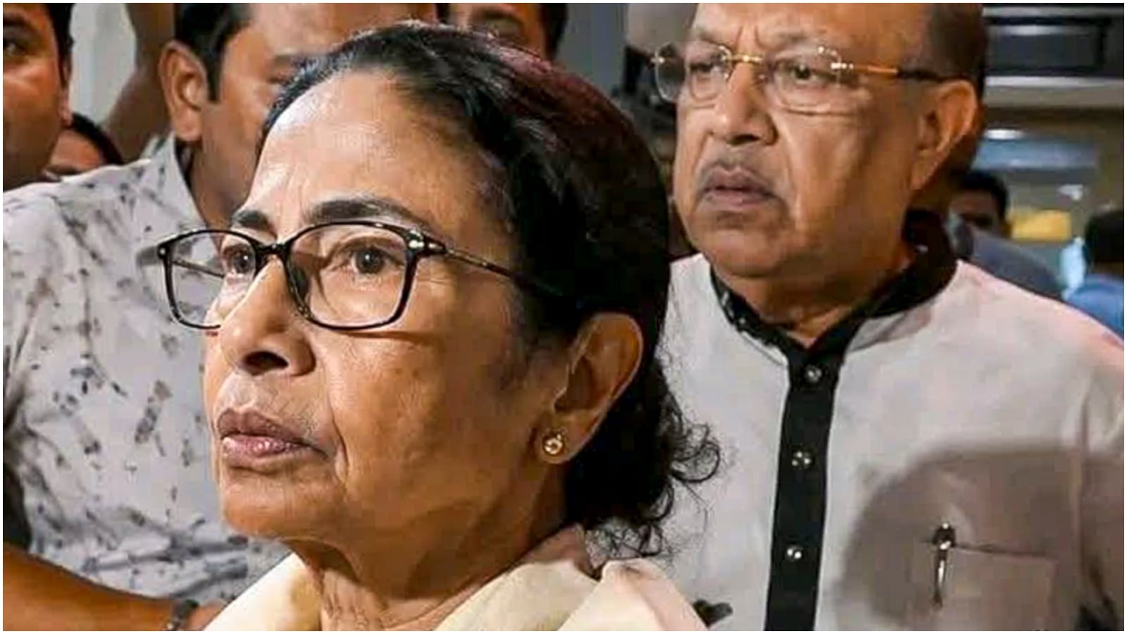 अभिषेक बनर्जी से मुलाकात करने के बाद मीडिया से बात करतीं पश्चिम बंगाल की पूर्व मुख्यमंत्री ममता बनर्जी. अभिषेक बनर्जी से मुलाकात करने के बाद मीडिया से बात करतीं पश्चिम बंगाल की पूर्व मुख्यमंत्री ममता बनर्जी.