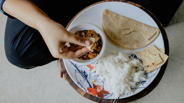Eating food with your hands can improve digestion and glucose regulation
