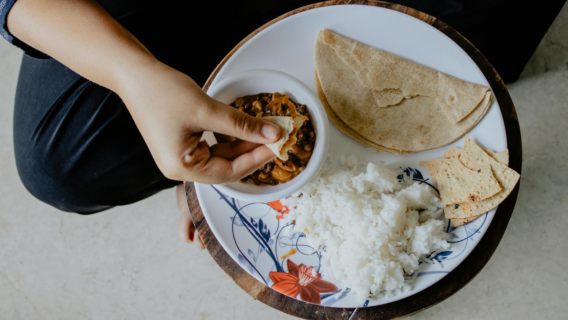 Eating food with your hands can improve digestion and glucose regulation