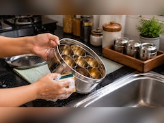 Masala Boxes Cleaning Tips: मसाले के डिब्बों पर जम गई है तेल की चिपचिपी परत? इन आसान तरीकों से करें मिनटों में साफ
