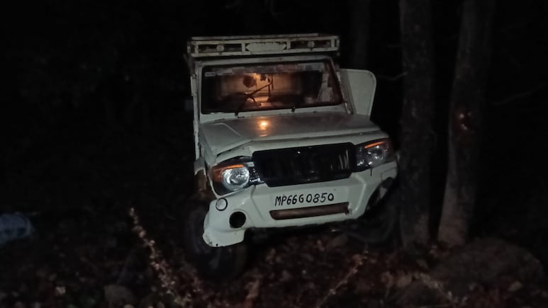 Surajpur Road Accident: सूरजपुर में भीषण सड़क हादसा, पिकअप पलटने से 3 लोगों की मौत, एक दर्जन लोग घायल, 3 की हालत गंभीर