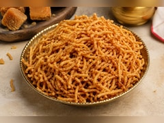 Gudha Sev Recipe: गर्मियों में बच्चों को खिलाएं गुड़ से बने गुड़हा सेव, 2 महीने तक खराब नहीं होगी ये देसी मिठाई! आसान है रेसिपी