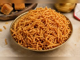 Gudha Sev Recipe: गर्मियों में बच्चों को खिलाएं गुड़ से बने गुड़हा सेव, 2 महीने तक खराब नहीं होगी ये देसी मिठाई! आसान है रेसिपी