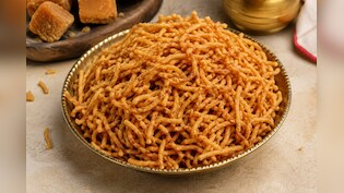 Gudha Sev Recipe: गर्मियों में बच्चों को खिलाएं गुड़ से बने गुड़हा सेव, 2 महीने तक खराब नहीं होगी ये देसी मिठाई! आसान है रेसिपी