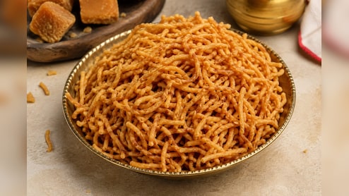 Gudha Sev Recipe: गर्मियों में बच्चों को खिलाएं गुड़ से बने गुड़हा सेव, 2 महीने तक खराब नहीं होगी ये देसी मिठाई! आसान है रेसिपी