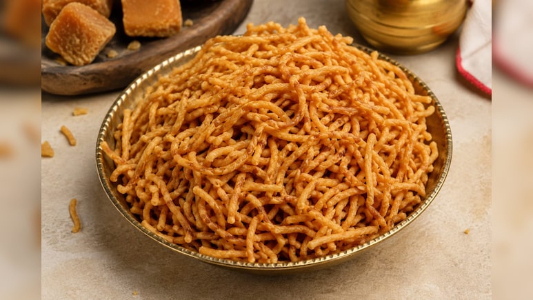 Gudha Sev Recipe: गर्मियों में बच्चों को खिलाएं गुड़ से बने गुड़हा सेव, 2 महीने तक खराब नहीं होगी ये देसी मिठाई! आसान है रेसिपी