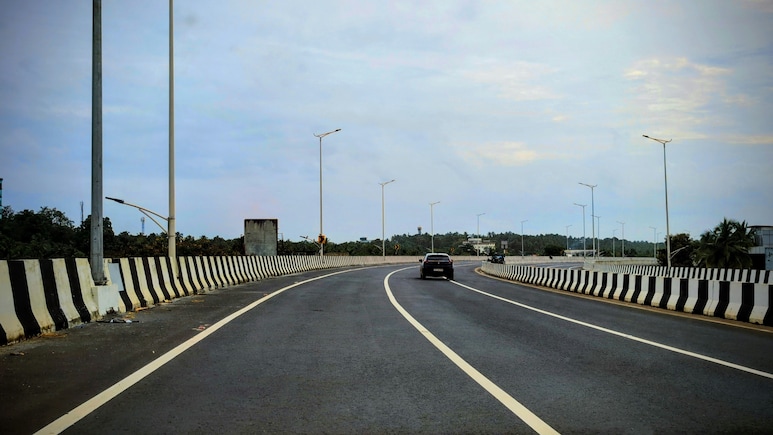 Mumbai Goa Highway: मुंबई-गोवा महामार्गावरील फलकांवरून रायगडवासीय आक्रमक; रस्त्यावर उतरण्याचा इशारा