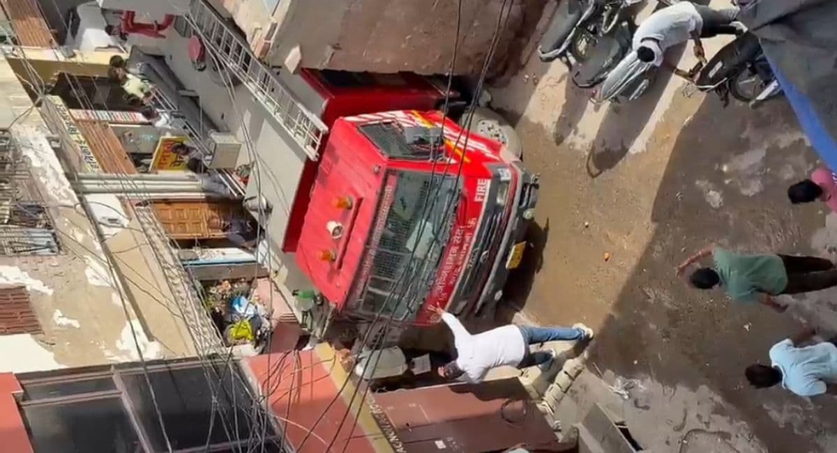 फायर ब्रिगेड की गाड़ी सकरी गली में फंस गई. फायर ब्रिगेड की गाड़ी सकरी गली में फंस गई.