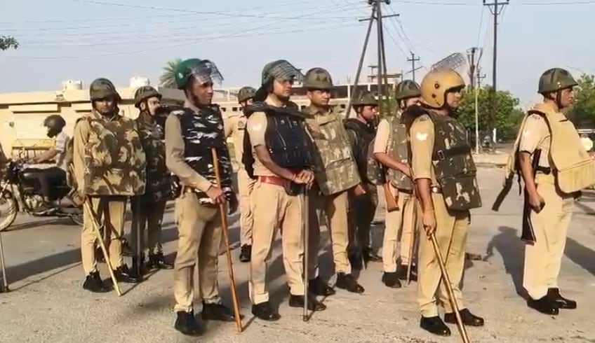 नोएडा में पुलिस बल की तैनाती.