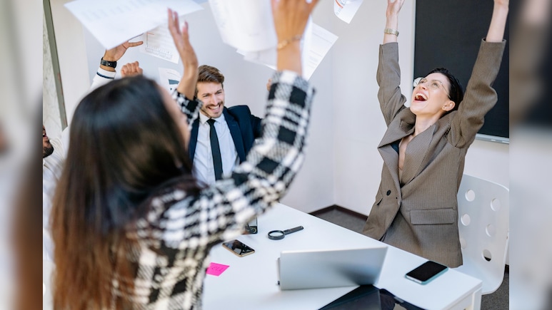 AI vs Soft Skills: सिर्फ कोडिंग-डेटा से नहीं मिलेगा प्रमोशन, करियर में चमकना है तो बदलें अपनी ये 4 आदतें