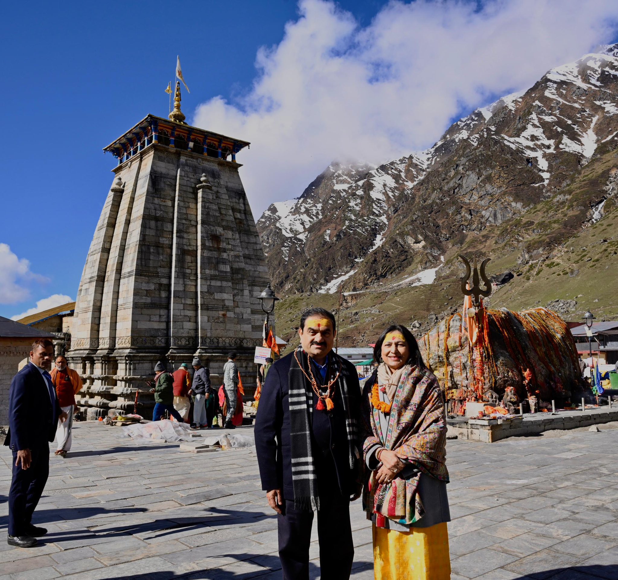 पत्नी प्रीति अदाणी के साथ केदारनाथ में गौतम अदाणी.