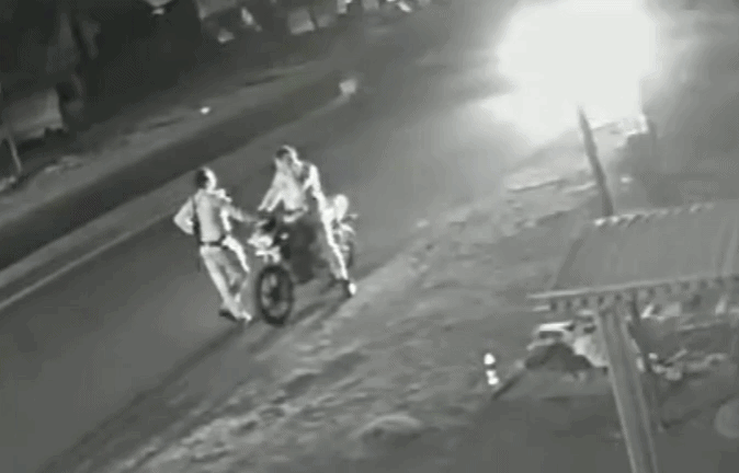 VIDEO: इंदौर में हिट एंड रन, नशे में धुत पुलिस कॉन्स्टेबल ने कार से साथी जवानों को मारी टक्कर