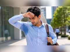 पसीने से शर्ट हो जाती है खराब? ऑफिस और कॉलेज जाने वालों के लिए ये 5 स्मार्ट ट्रिक्स रखेंगी आपको दिनभर फ्रेश