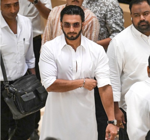 रणवीर सिंह पर लगे बैन से करीब 300 लोगों की रोजी-रोटी पर गिरी गाज! एक्टर के बैन पर फिल्म मेकर ने उठाए सवाल
