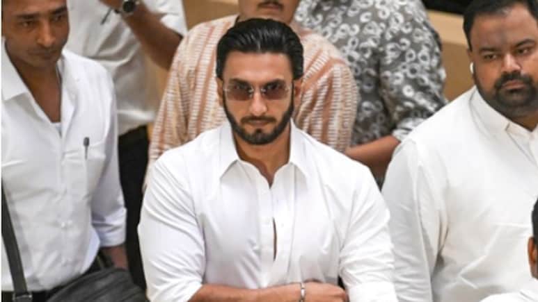 रणवीर सिंह पर लगे बैन से करीब 300 लोगों की रोजी-रोटी पर गिरी गाज! एक्टर के बैन पर फिल्म मेकर ने उठाए सवाल