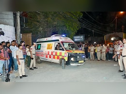 साकेत बिल्डिंग हादसे में दो मेडिकल स्टूडेंट की मौत, अब भी जमा है भारी मलबा, रेस्क्यू जारी