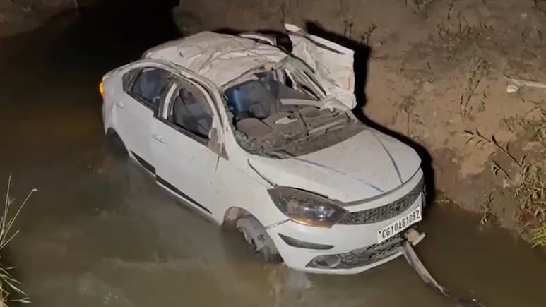 जालौन में भीषण सड़क हादसा, श्रद्धालुओं से भरी कार खड़े ट्रक से जा टकराई, 4 लोगों की मौत, 8 गम्भीर