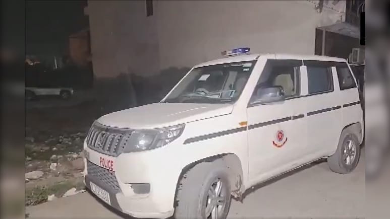 दोस्तों के साथ महफिल जमा रहा था 21 साल का युवक, 'गलती' से चली गोली ने पहुंचाया अस्पताल