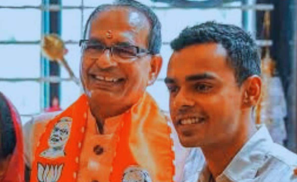 केंद्रीय कृषि मंत्री शिवराज सिंह चौहान और उनके बेटे कार्तिकेय सिंह चौहान