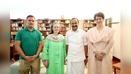 केरल के सीएम सतीशन से मुलाकात, सोनिया, राहुल और प्रियंका की तिलक वाली तस्वीर देखी आपने