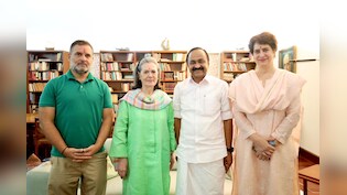 सतीशन से मुलाकात की तस्वीरों में सोनिया, राहुल, प्रियंका को किसने और क्यों लगाया लाल टीका?