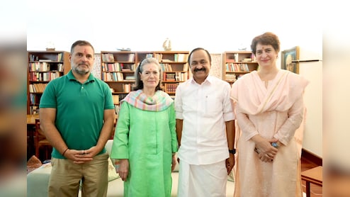 केरल के सीएम सतीशन से मुलाकात, सोनिया, राहुल और प्रियंका की तिलक वाली तस्वीर देखी आपने