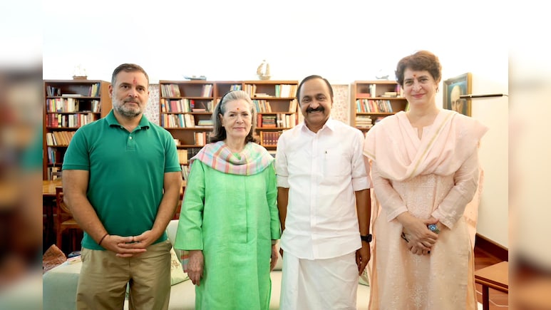 केरल के सीएम सतीशन से मुलाकात, सोनिया, राहुल और प्रियंका की तिलक वाली तस्वीर देखी आपने