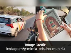 दूल्हे ने चलती कार से विदेशी टूरिस्ट्स को दिया शादी का कार्ड, वायरल Video ने लोगों को कर दिया इमोशनल