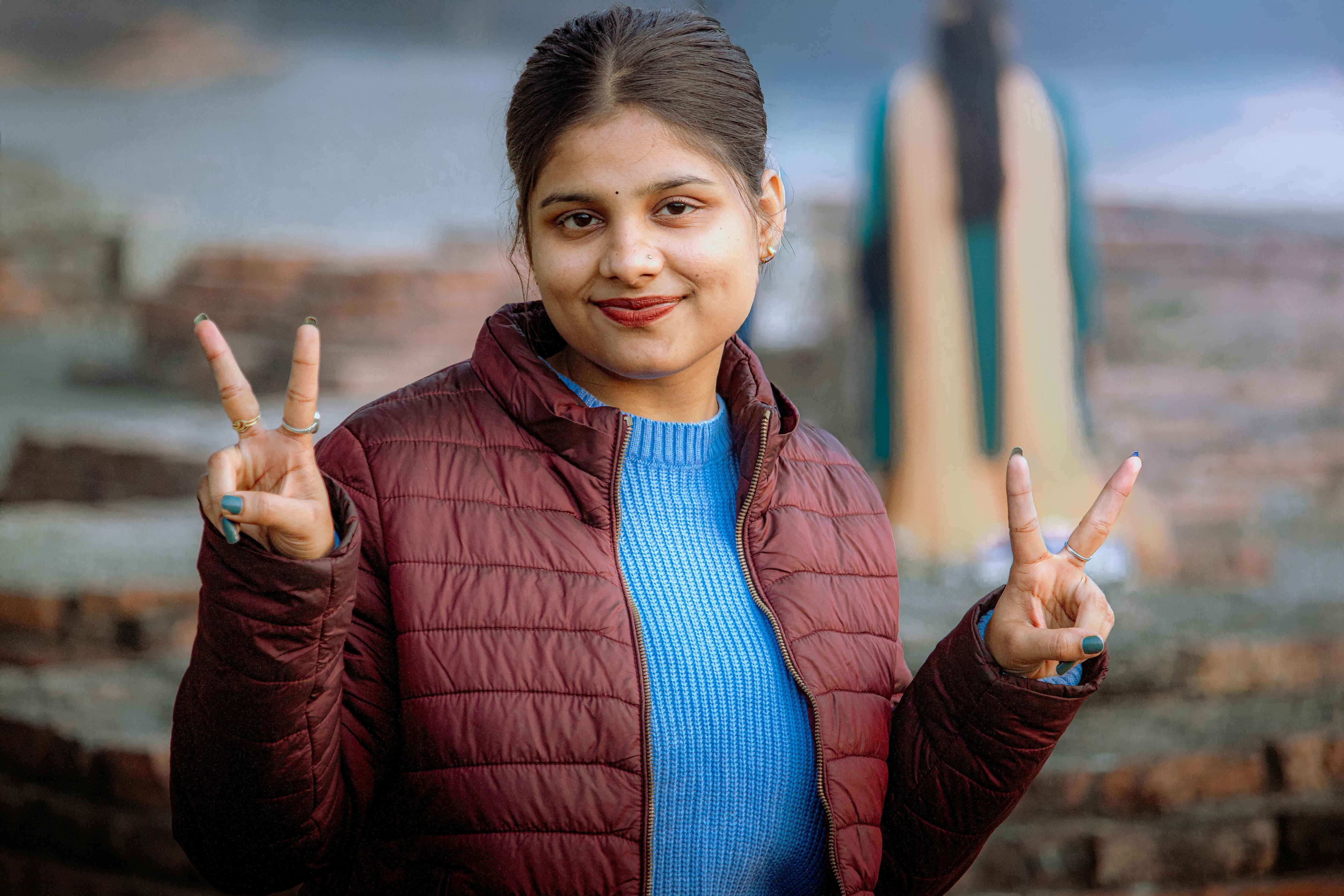 फोटो खिंचवाते समय भूलकर भी न दिखाएं Victory Sign, AI की मदद से हैकर्स चुरा सकते हैं आपके Fingerprints — WellsTrack