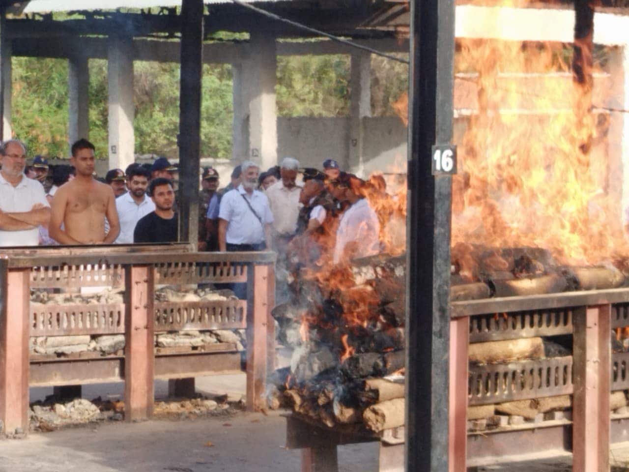 मुखाग्नि देने के बाद अपनी बहन को एक टक देखते रहे मेजर हर्षित शर्मा।