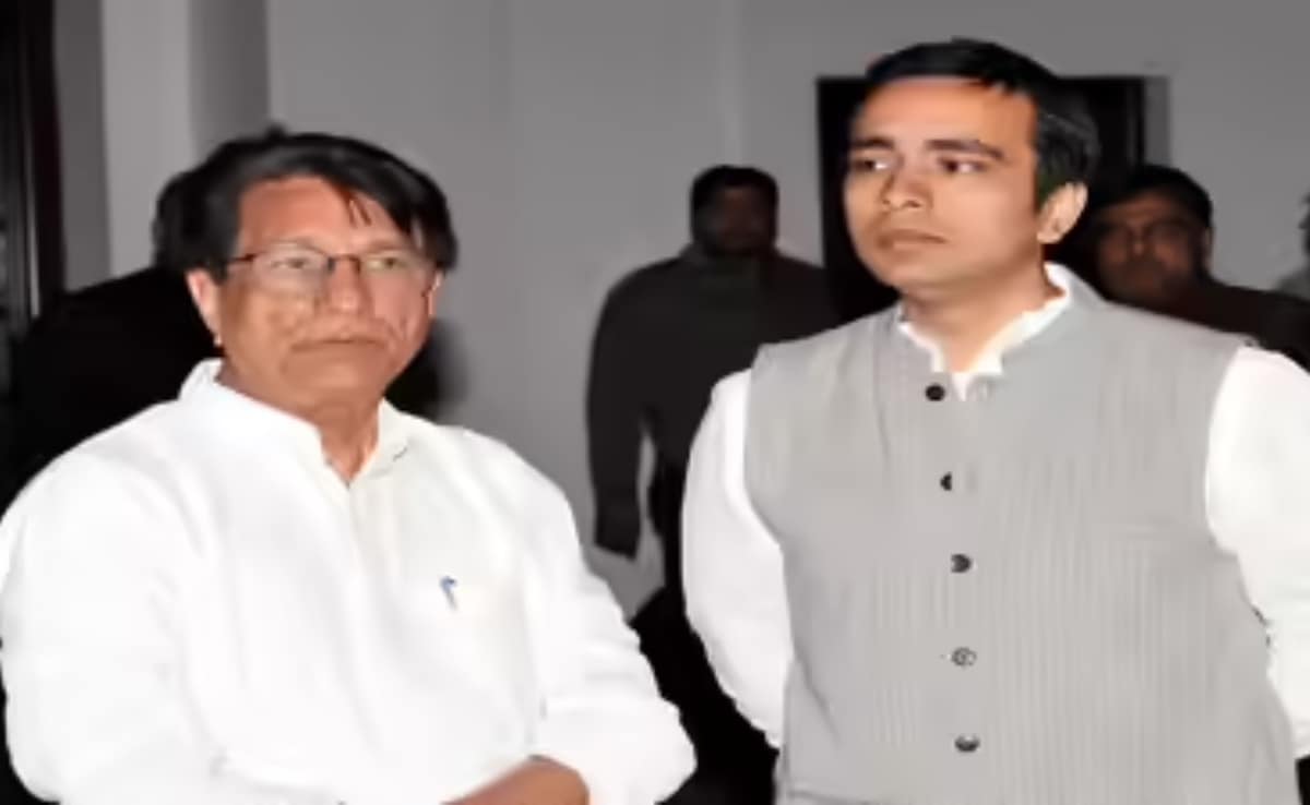 प्रधानमंत्री और उत्तर प्रदेश का मुख्यमंत्री चौधरी चरण सिंह का परिवार आज बिना बैशाखी के राजनीति नहीं कर सकता है. प्रधानमंत्री और उत्तर प्रदेश का मुख्यमंत्री चौधरी चरण सिंह का परिवार आज बिना बैशाखी के राजनीति नहीं कर सकता है.