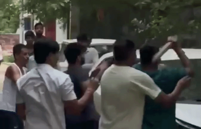 ग्रेटर नोएडा: पार्किंग को लेकर दो पक्षों में जमकर मारपीट, CCTV में कैद हुई पूरी घटना